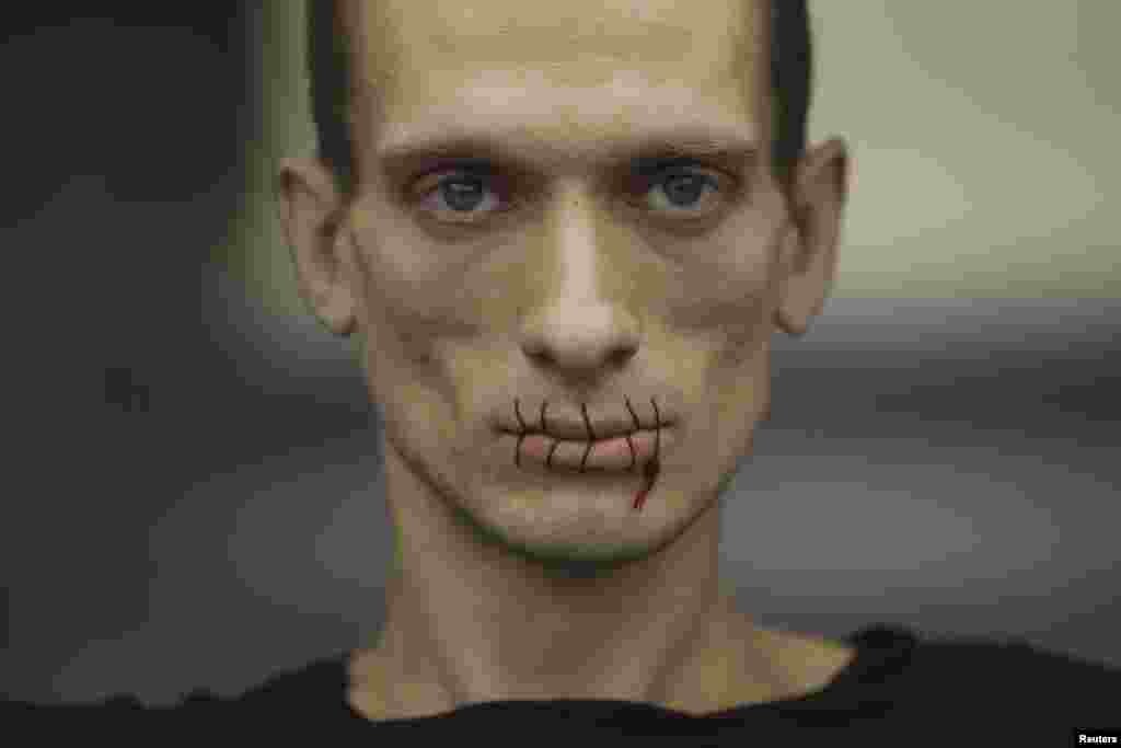 23 июля 2012 года Перт Павленский выступил в поддержку членов группы "Pussy Riot". Акция у Казанского собора в Санкт-Петербурге.