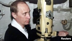 Путин смотрит в перископ на подводной лодке "Карелия" 6 апреля 2000 года